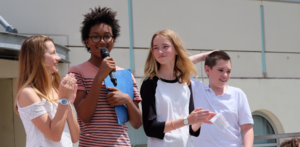 Les élèves du comité de vie collégienne, clg G. Rayet, Floirac, au moment de la remise du Prix, édition 2018