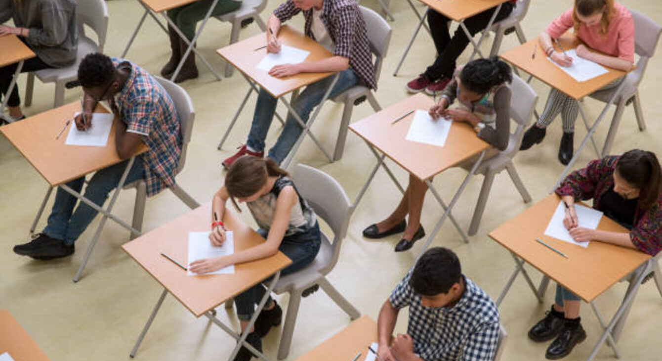 candidats passant un examen