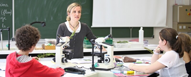 enseignante avec élèves
