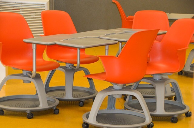 chaises à roulettes en groupe