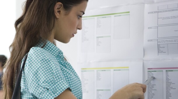 élève regardant des résultats d'examen