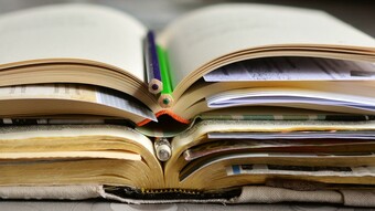 livre ouvert crayons
