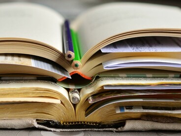 livre ouvert crayons