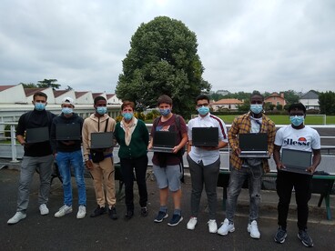 Dons d'ordinateurs au Lycée des Métiers de l’Habitat et Industrie de Gelos