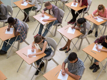 candidats passant un examen
