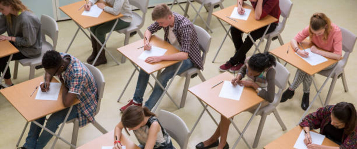 candidats passant un examen